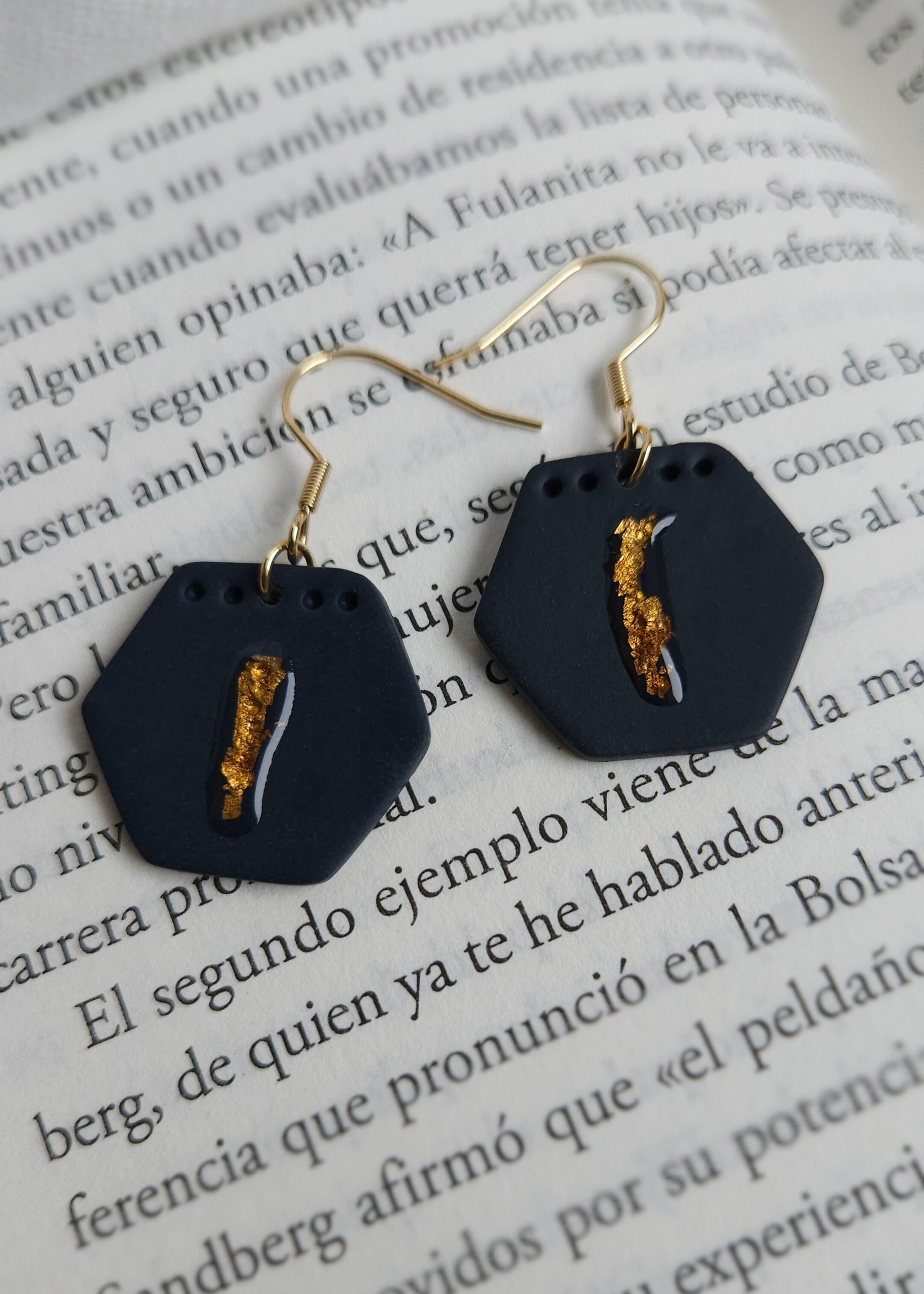 Paire de boucles d'oreilles Ambitieuse, coloris Bleu Nuit avec, au centre, une feuille d'or protégée par de la résine